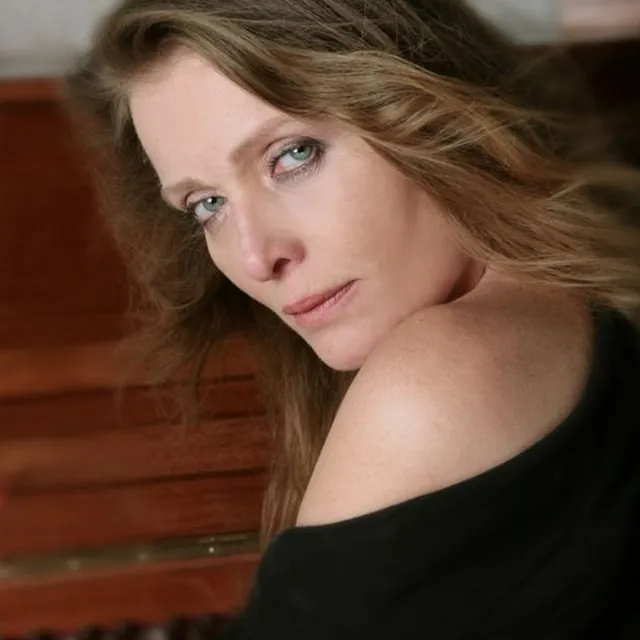 Merete Van Kamp photo couleur haut noir